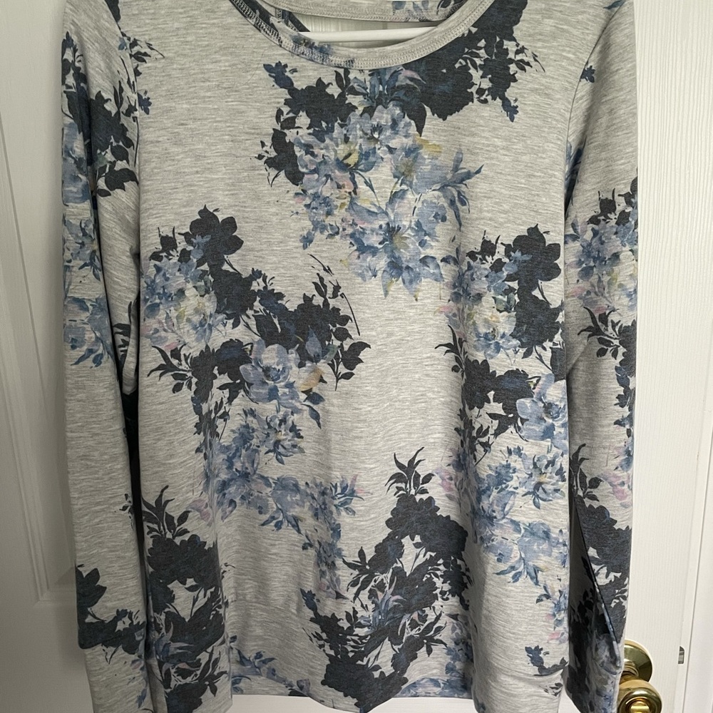 Ideology Women's Light Gray Floral Long Sleeve Too with Blue and Navy Print